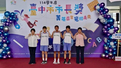 市長獎畢業生與市長合影
