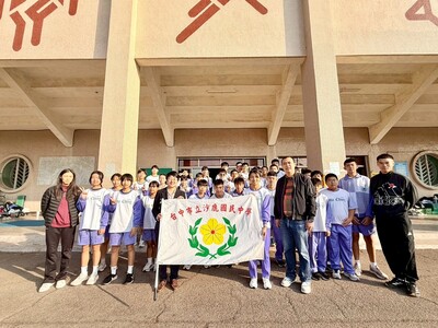 114-12-05校長、會長為田徑隊市長盃授旗圖片