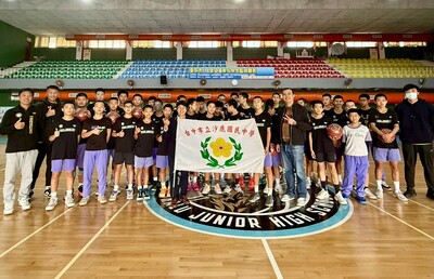 114-12-05校長、會長為籃球隊乙級聯賽授旗圖片