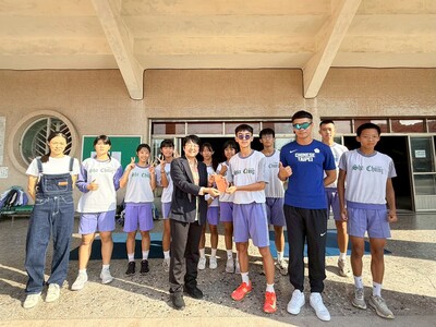 114-10-30田徑隊全中錦授旗圖片