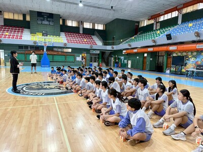 校長勉勵及珠莉阿姨提供體育團隊早餐