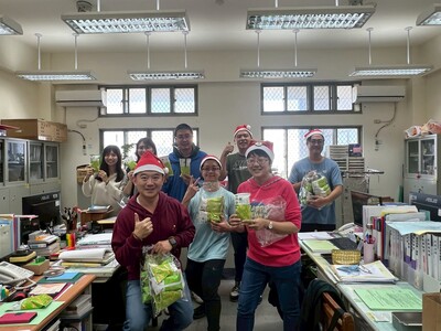 114-12-23校長及家長會發聖誕小禮圖片